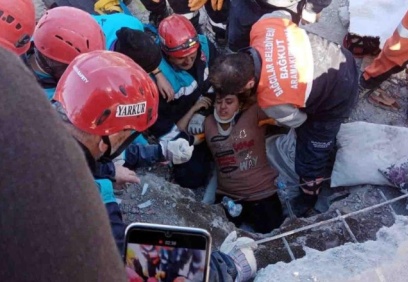 Enkaz altındaki anne ile kızı, papağan sayesinde kurtuldu