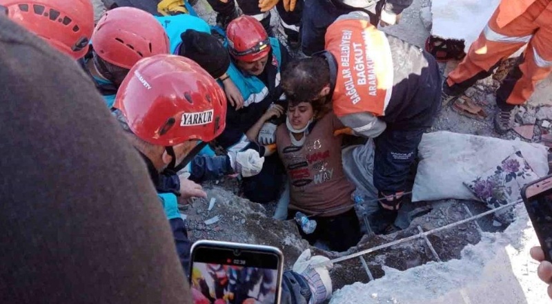 Enkaz altındaki anne ile kızı, papağan sayesinde kurtuldu