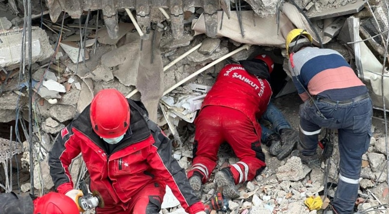 Enkaz altındaki kadını 105’inci saatte ŞAHKUT ekipleri kurtardı