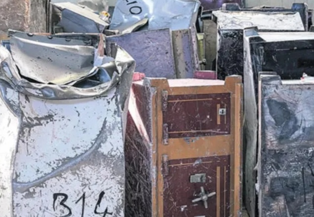 Enkazdan çıkan altın ve kasalar gizli depoda tutuluyor