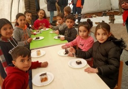 Enkazdan kurtarılan Eymen'in doğum gününü Aile ve Sosyal Hizmetler Bakanlığı personeli kutladı