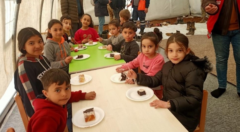 Enkazdan kurtarılan Eymen'in doğum gününü Aile ve Sosyal Hizmetler Bakanlığı personeli kutladı