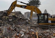 "Enkazlar zeytinliklere ve deniz kenarına dökülüyor"