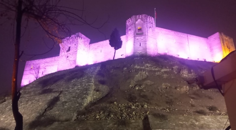 Epilepsi Farkındalık Günü’nde kale mor ışıkla aydınlatıldı