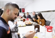 Erdoğan, Erdemsoft Tekstil Fabrikası'nda işçilerle birlikte akşam yemeği yedi
