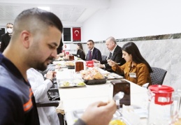 Erdoğan, Erdemsoft Tekstil Fabrikası'nda işçilerle birlikte akşam yemeği yedi