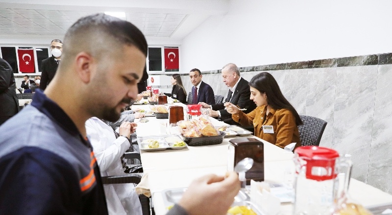 Erdoğan, Erdemsoft Tekstil Fabrikası'nda işçilerle birlikte akşam yemeği yedi