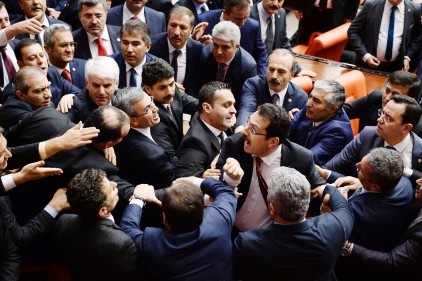 &#8220;Erdoğan, psikolojik tedavi görsün&#8221; dedi, AKP&#8217;li vekiller çılgına döndü