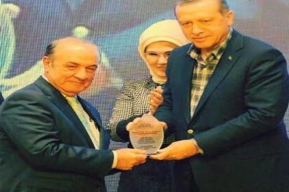 Erdoğan&#8217;dan Rektör Coşkun&#8217;a eğitime destek plaketi