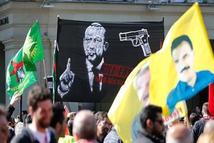 Erdoğan&#039;ı hedef gösteren pankartı açan şüphelilere soruşturma açıldı