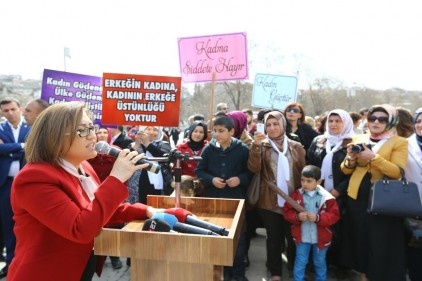 &#8220;Erkeğin kadına, kadının erkeğe üstünlüğü yoktur&#8221;