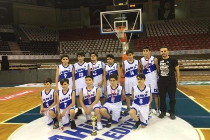 Erkek Basketbol Takımı ikincilik kupasını aldı