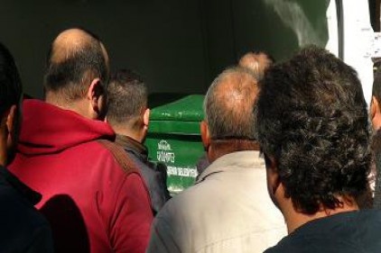 Erkekler bir kadını boğdubirini 7. kattan aşağı attı