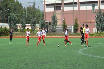 Erkekler futbol grup müsabakaları devam ediyor