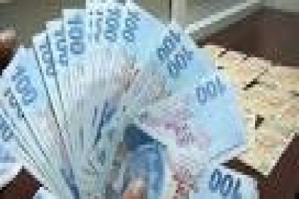 Erkekler seyahatte kesenin ağzını açıyor