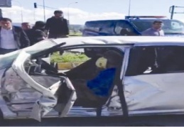 Erken doğan bebeği taşıyan ambulans otomobile çarptı 