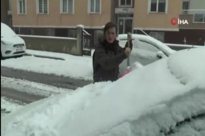 Erzurum&#039;da kar hayatı felç etti