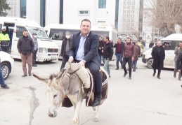 Eşekli protesto, başkanın sırtüstü yere düşmesi ile sona erdi
