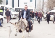 Eşekli protesto, başkanın sırtüstü yere düşmesi ile sona erdi