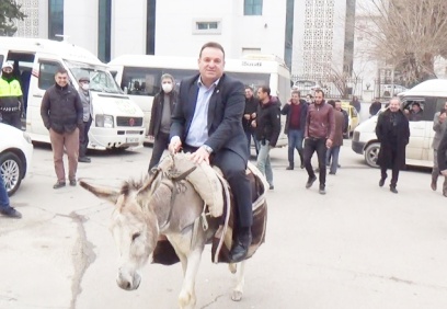Eşekli protesto, başkanın sırtüstü yere düşmesi ile sona erdi