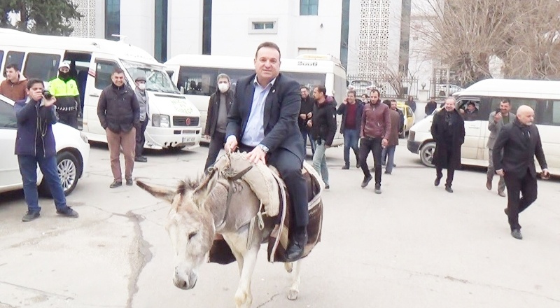 Eşekli protesto, başkanın sırtüstü yere düşmesi ile sona erdi