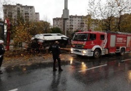 Esenyurt'ta servis minibüsü kaza yaptı!