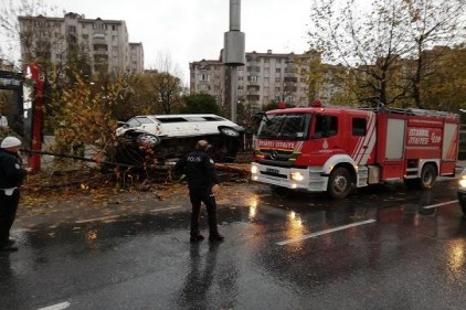 Esenyurt&#039;ta servis minibüsü kaza yaptı!