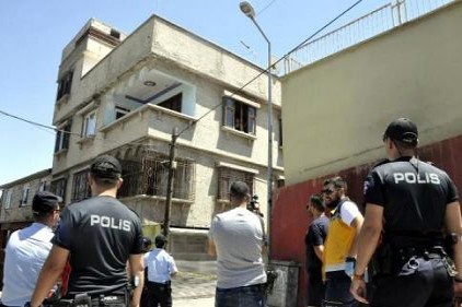 Eşini bıçakla rehin aldı