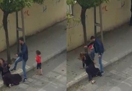 Eşini, çocuğunun gözü önünde sokak ortasında darp etti