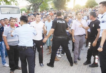 Eşini ve çocuğunu öldürüp kızını yaraladı