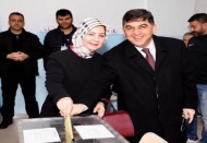 Eşiyle oy kullandı