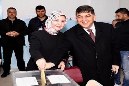 Eşiyle oy kullandı