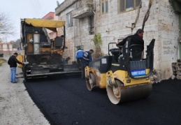 Eski köy olan yeni mahallelerde asfalt çalışmalarını sürdürüyor