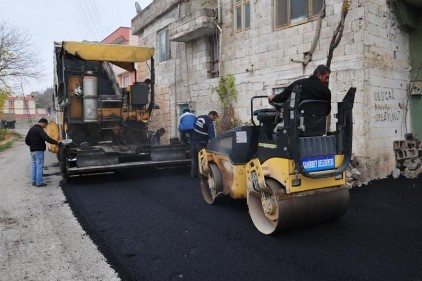 Eski köy olan yeni mahallelerde asfalt çalışmalarını sürdürüyor