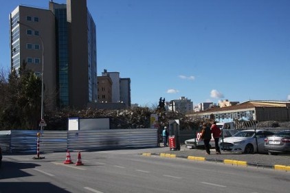 Eski Vergi Dairesi sonunda yıkıldı