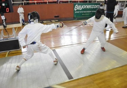 Eskrim şampiyonasında 8-12 yaş grubu öğrenciler yarıştı