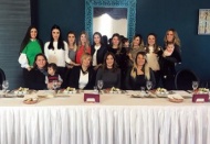 Eşler yemekte buluştu