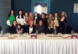 Eşler yemekte buluştu