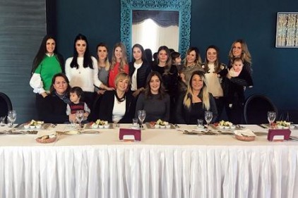 Eşler yemekte buluştu