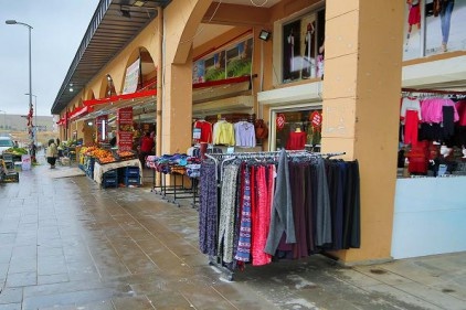 Esnaf da ticaret merkezinden ihtiyacını karşılayan vatandaşlar da memnun