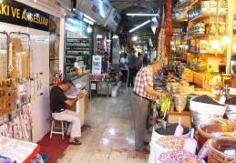 Esnaf, dibi gördü, yukarı çıkmak için çırpınıyor, ama çırpındıkça batıyor