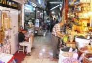 Esnaf, dibi gördü, yukarı çıkmak için çırpınıyor, ama çırpındıkça batıyor