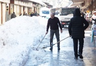Esnaf, kendi imkanlarıyla iş yerlerinin önünü temizledi