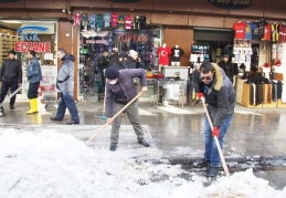 Esnaf, kendi imkanlarıyla iş yerlerinin önünü temizledi