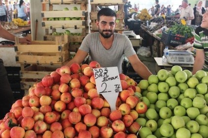 Esnaf satışlardan, müşteri fiyatlardan şikayetçi