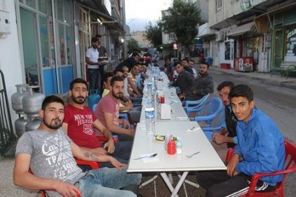 Esnaf toplu iftar yaptı