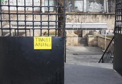 Esnaf, tuvalet tıkanıklığına tepki gösterdi