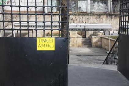 Esnaf, tuvalet tıkanıklığına tepki gösterdi