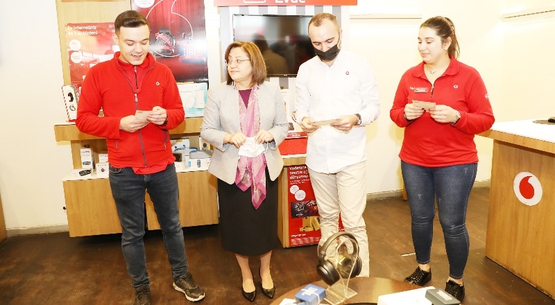 Esnafa kartpostal dağıtıldı