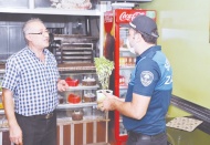 Esnafa reyhan dağıtıldı